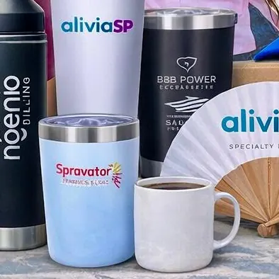 Botella, termos, taza y abanico, cada uno con el logo de un cliente distinto