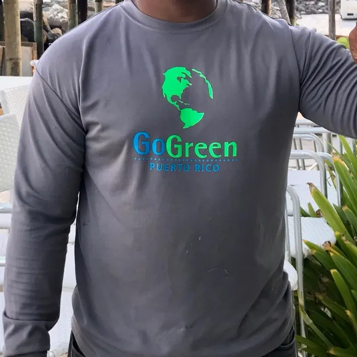 Camisa gris de manga larga con un logo ambiental impreso a color en el pecho