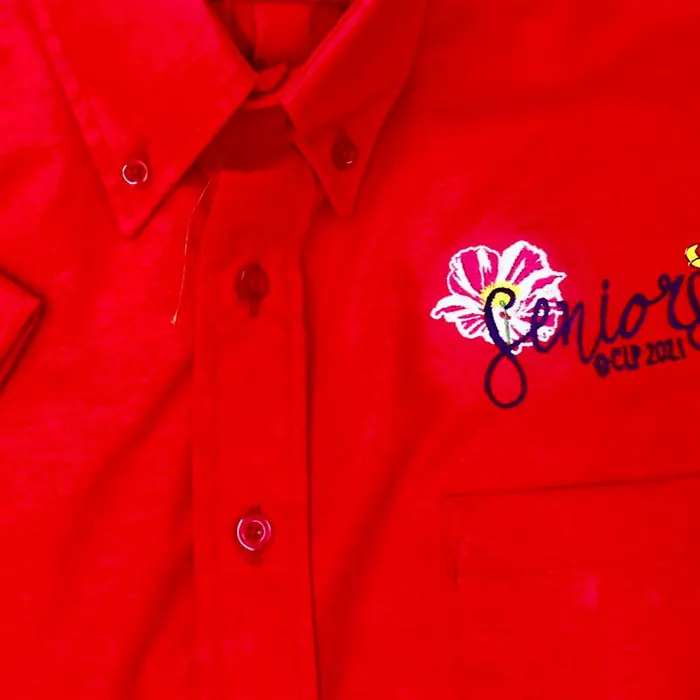 Camisa roja con la palabra Seniors bordada a color sobre el bolsillo