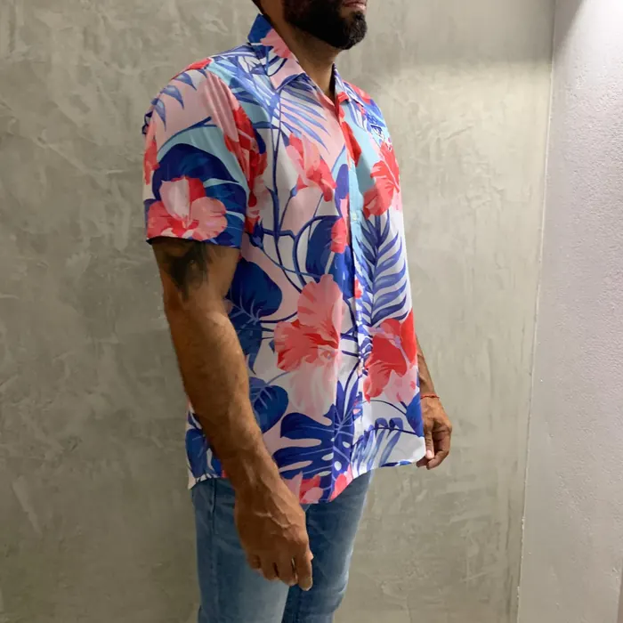 Camisa estampada tropical de manga corta con logo pequeño en el pecho