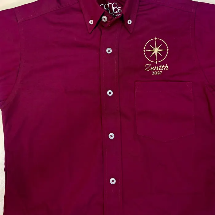 Camisa de vestir borgoña con el emblema de una clase graduanda bordado en el pecho