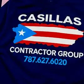 Camiseta azul marino con la bandera de Puerto Rico y el nombre de una contratista impresos