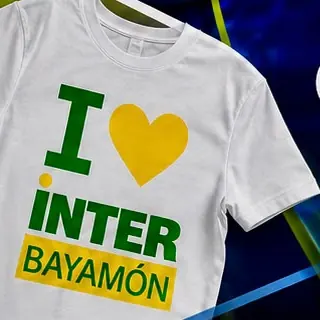 Camiseta blanca con un mensaje de apoyo a una institución impreso en verde y amarillo