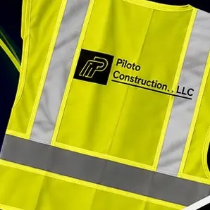 Chaleco de alta visibilidad amarillo con cintas reflectivas y el logo de una constructora impreso