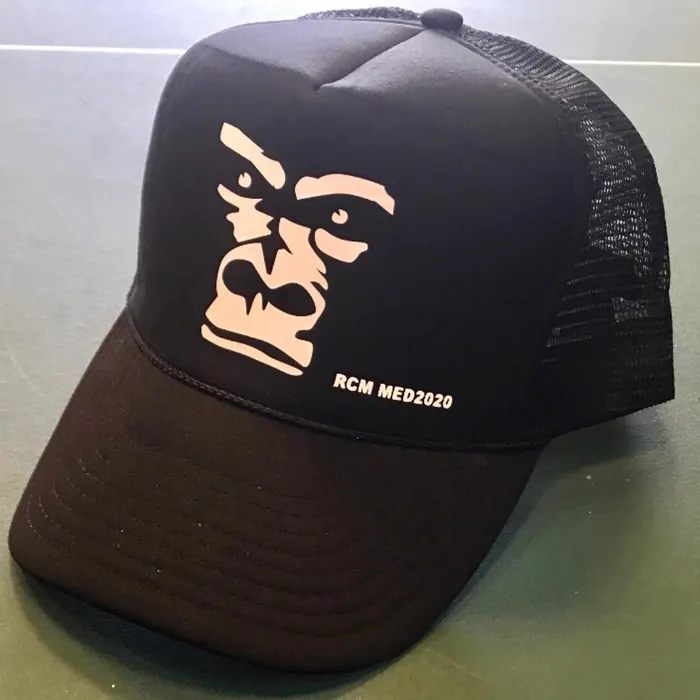 Gorra trucker negra con una mascota impresa al frente y el año de la clase debajo