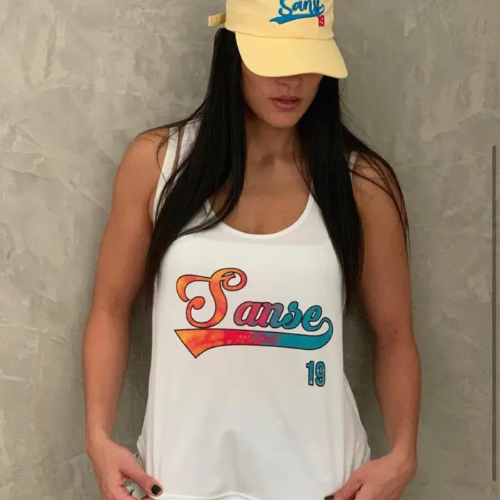 Camiseta sin mangas y visera amarilla con el logotipo de una fiesta popular impreso