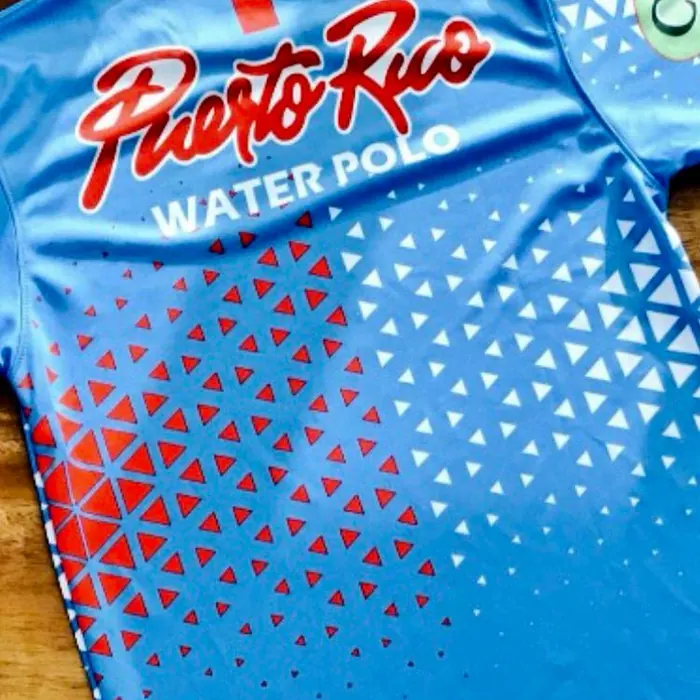 Jersey de water polo sublimado con degradado de triángulos en azul y rojo