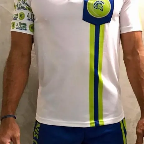 Conjunto deportivo sublimado de camisa polo blanca y pantalón corto azul con franjas verdes