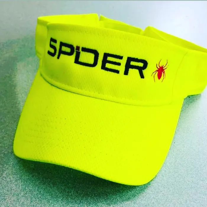 Visera amarilla neón con el nombre de un equipo bordado al frente