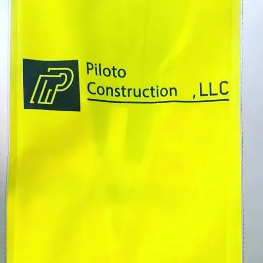 Chaleco de alta visibilidad con el logo de una empresa de construcción impreso en la espalda